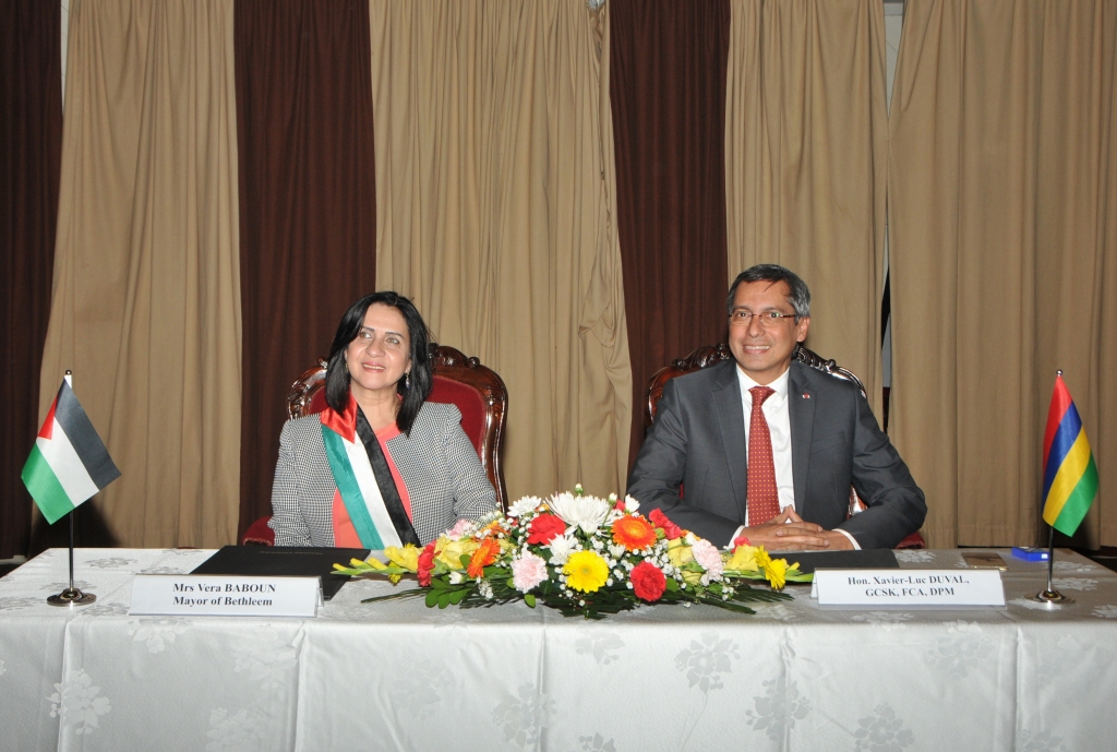 في جولتها إلى جمهورية مورشيوس  بابون تَمنح مواطنة بيت لحم الفخرية لنائب رئيس الوزراء وتحصل على مواطنة كواتر بورن الفخرية 