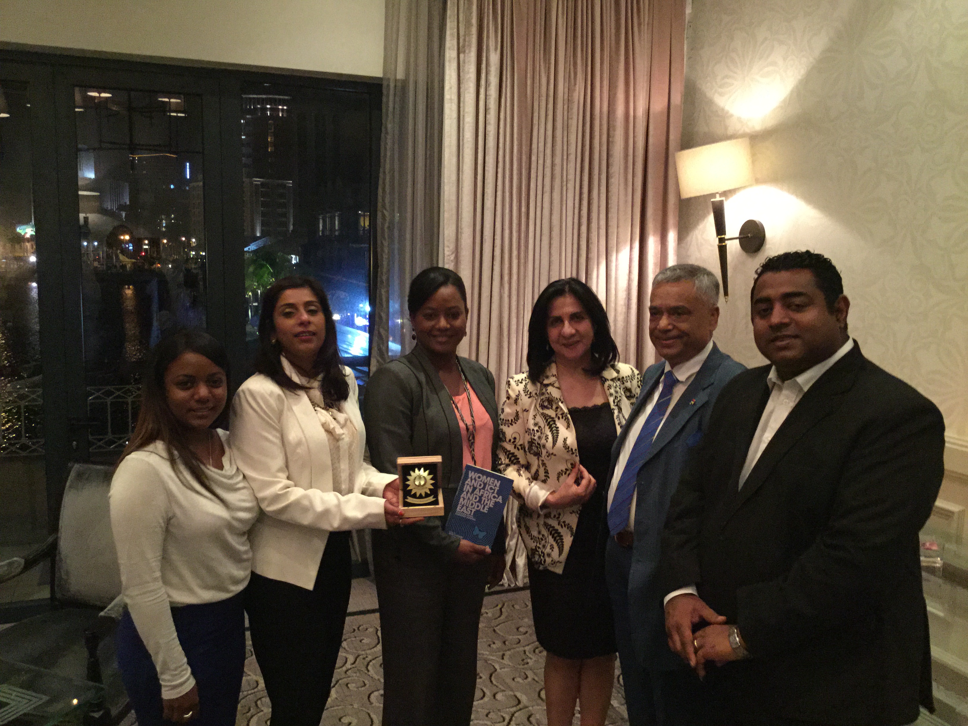 في جولتها إلى جمهورية مورشيوس  بابون تَمنح مواطنة بيت لحم الفخرية لنائب رئيس الوزراء وتحصل على مواطنة كواتر بورن الفخرية 