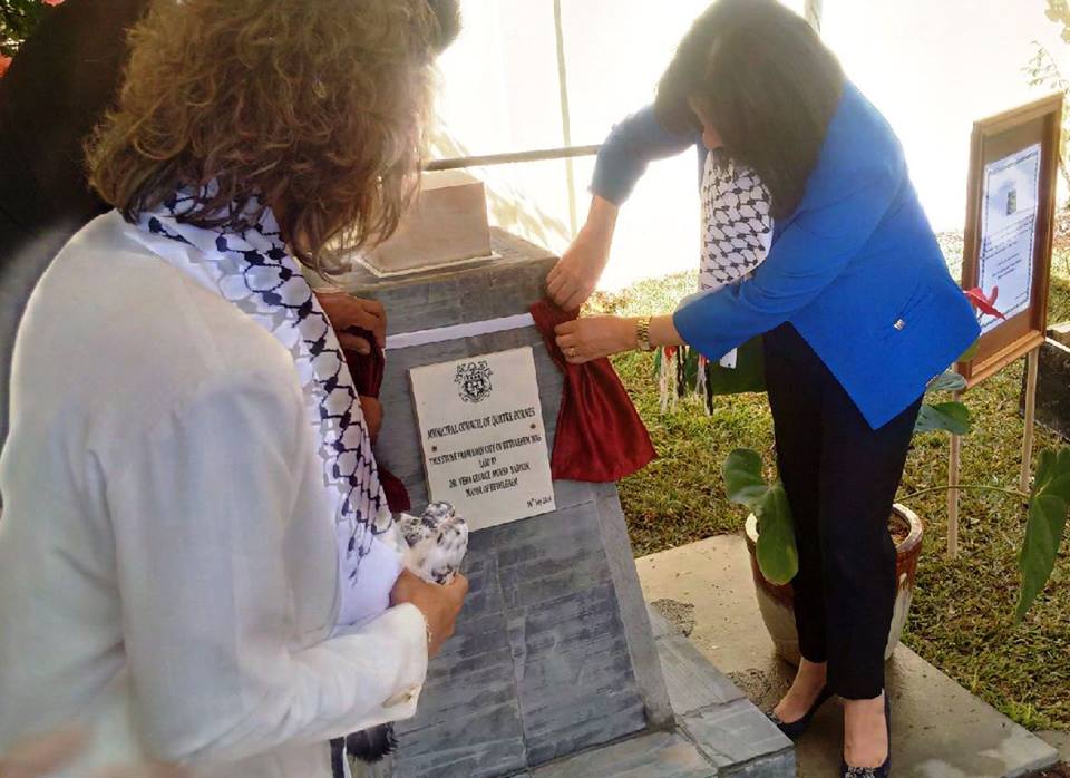 في جولتها إلى جمهورية مورشيوس  بابون تَمنح مواطنة بيت لحم الفخرية لنائب رئيس الوزراء وتحصل على مواطنة كواتر بورن الفخرية 