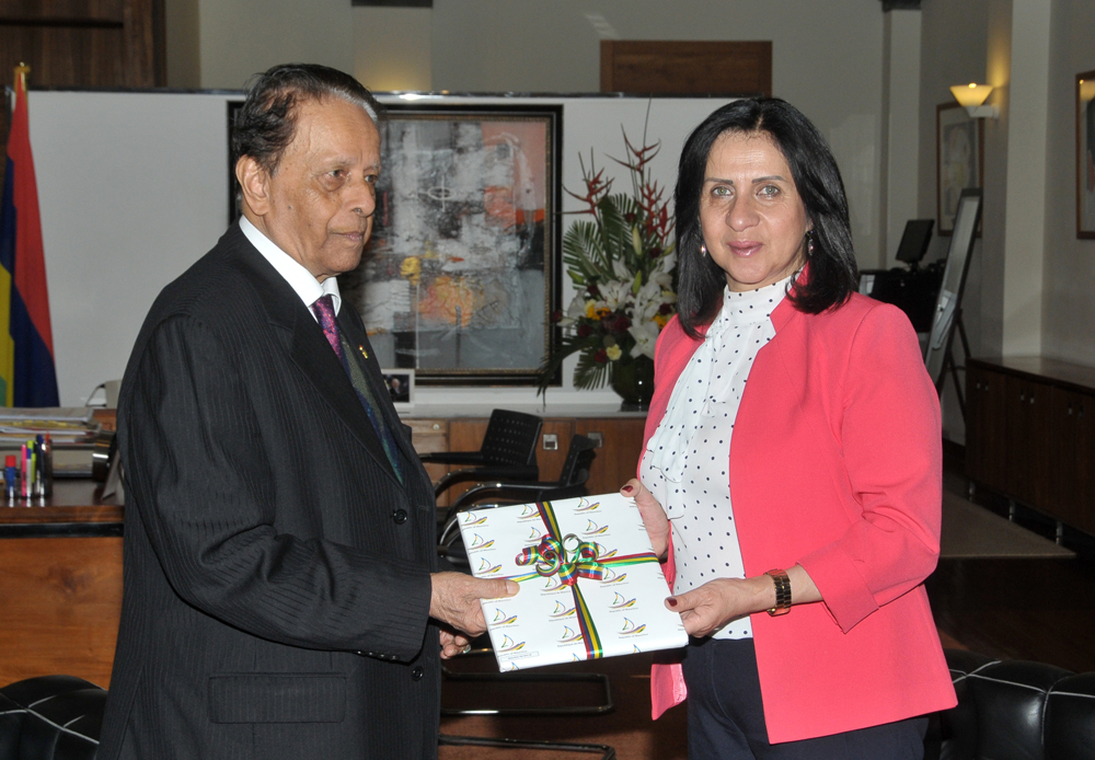 في جولتها إلى جمهورية مورشيوس  بابون تَمنح مواطنة بيت لحم الفخرية لنائب رئيس الوزراء وتحصل على مواطنة كواتر بورن الفخرية 