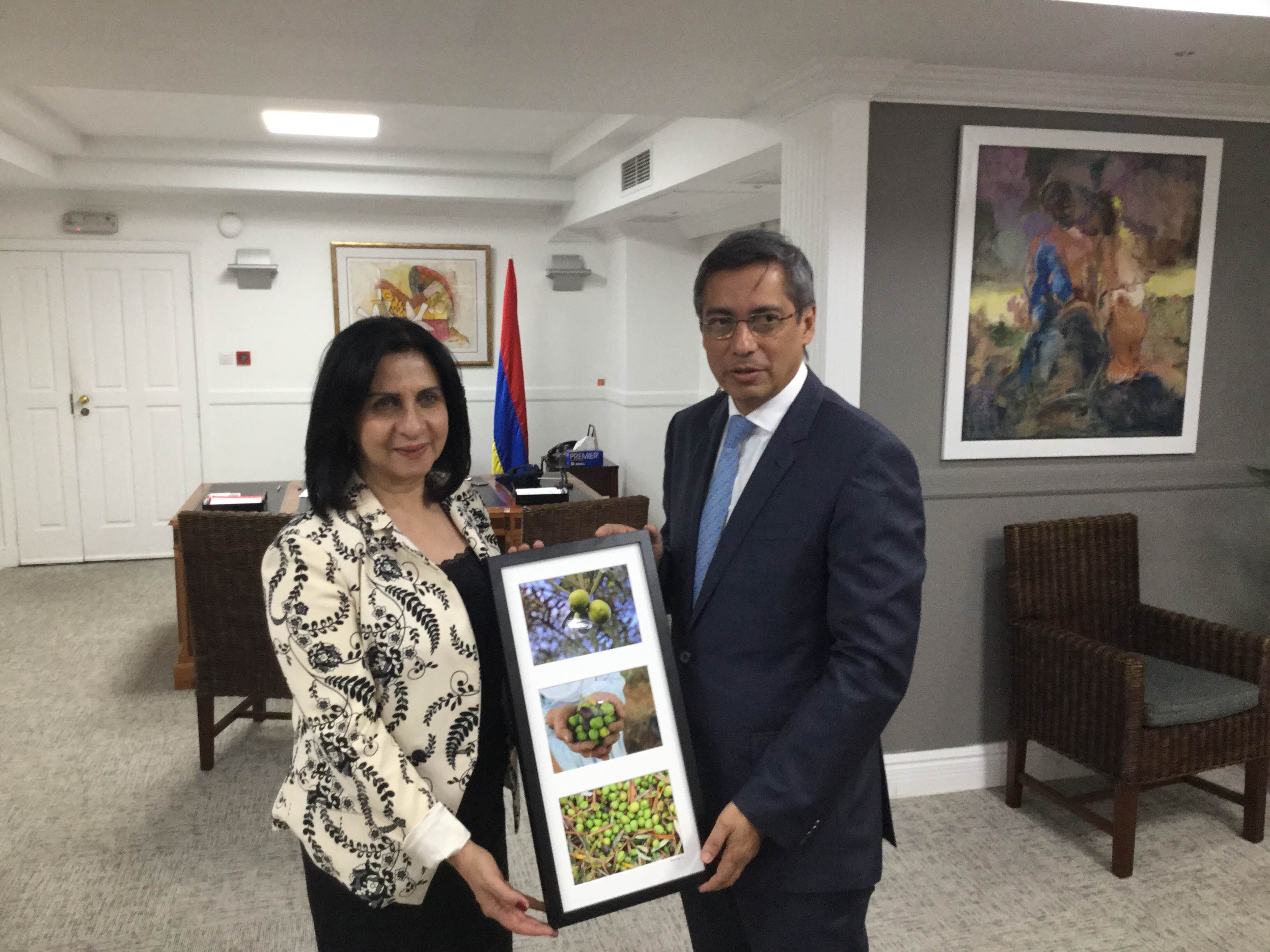 في جولتها إلى جمهورية مورشيوس  بابون تَمنح مواطنة بيت لحم الفخرية لنائب رئيس الوزراء وتحصل على مواطنة كواتر بورن الفخرية 