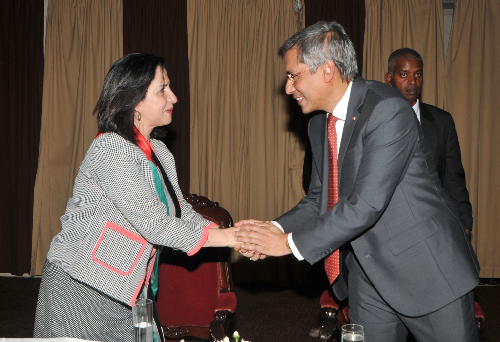 في جولتها إلى جمهورية مورشيوس  بابون تَمنح مواطنة بيت لحم الفخرية لنائب رئيس الوزراء وتحصل على مواطنة كواتر بورن الفخرية 