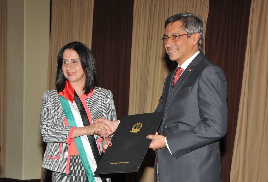 في جولتها إلى جمهورية مورشيوس  بابون تَمنح مواطنة بيت لحم الفخرية لنائب رئيس الوزراء وتحصل على مواطنة كواتر بورن الفخرية 