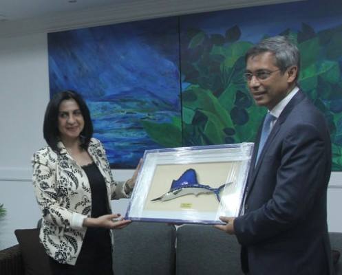 في جولتها إلى جمهورية مورشيوس  بابون تَمنح مواطنة بيت لحم الفخرية لنائب رئيس الوزراء وتحصل على مواطنة كواتر بورن الفخرية 