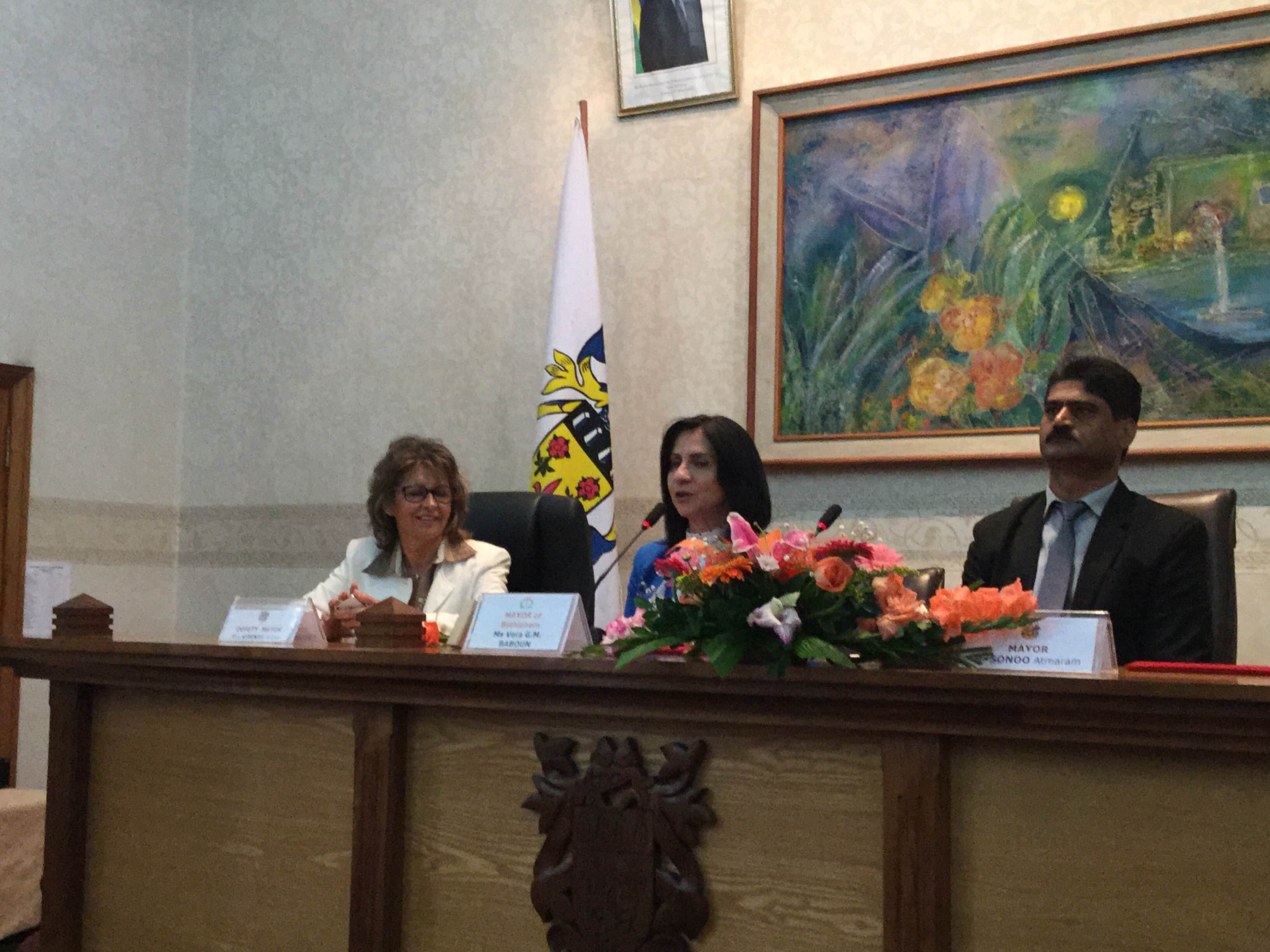 في جولتها إلى جمهورية مورشيوس  بابون تَمنح مواطنة بيت لحم الفخرية لنائب رئيس الوزراء وتحصل على مواطنة كواتر بورن الفخرية 