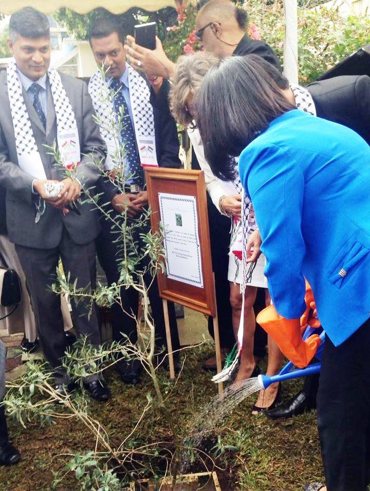 في جولتها إلى جمهورية مورشيوس  بابون تَمنح مواطنة بيت لحم الفخرية لنائب رئيس الوزراء وتحصل على مواطنة كواتر بورن الفخرية 