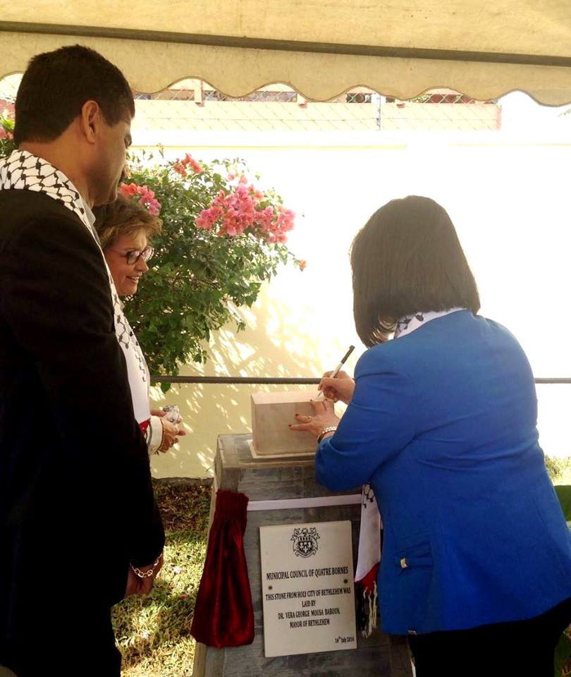 في جولتها إلى جمهورية مورشيوس  بابون تَمنح مواطنة بيت لحم الفخرية لنائب رئيس الوزراء وتحصل على مواطنة كواتر بورن الفخرية 