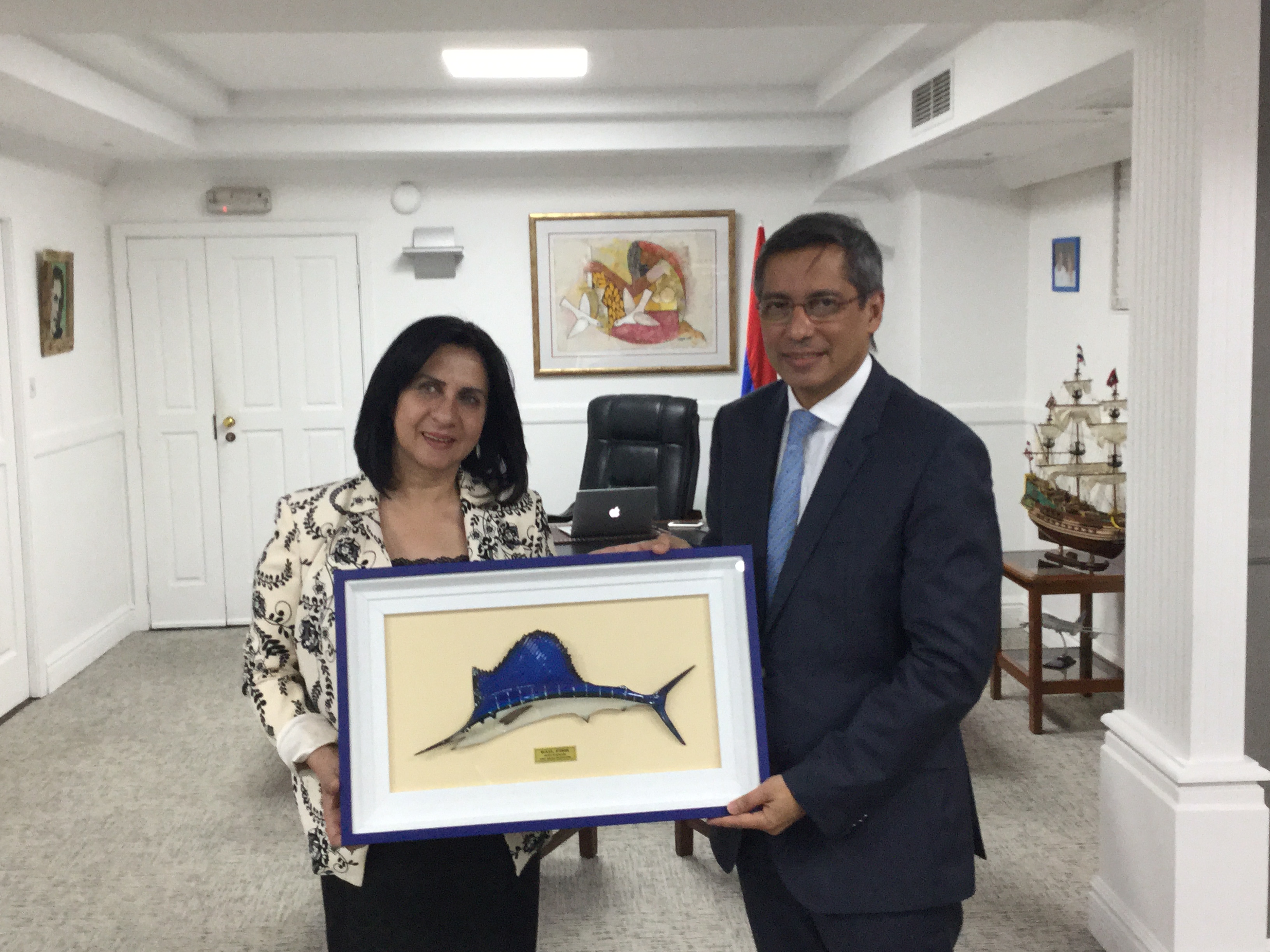 في جولتها إلى جمهورية مورشيوس  بابون تَمنح مواطنة بيت لحم الفخرية لنائب رئيس الوزراء وتحصل على مواطنة كواتر بورن الفخرية 