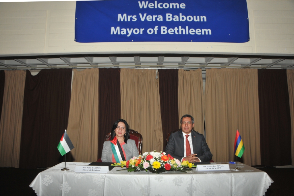 في جولتها إلى جمهورية مورشيوس  بابون تَمنح مواطنة بيت لحم الفخرية لنائب رئيس الوزراء وتحصل على مواطنة كواتر بورن الفخرية 