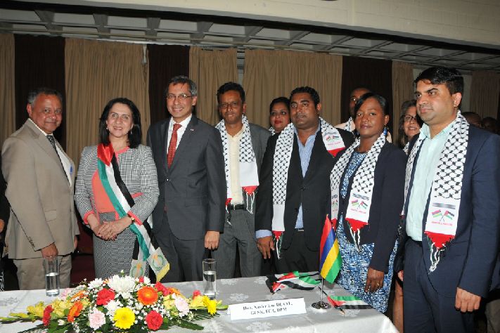 في جولتها إلى جمهورية مورشيوس  بابون تَمنح مواطنة بيت لحم الفخرية لنائب رئيس الوزراء وتحصل على مواطنة كواتر بورن الفخرية 