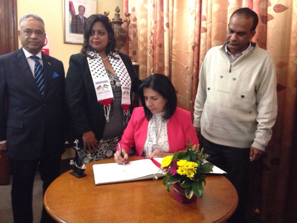 في جولتها إلى جمهورية مورشيوس  بابون تَمنح مواطنة بيت لحم الفخرية لنائب رئيس الوزراء وتحصل على مواطنة كواتر بورن الفخرية 