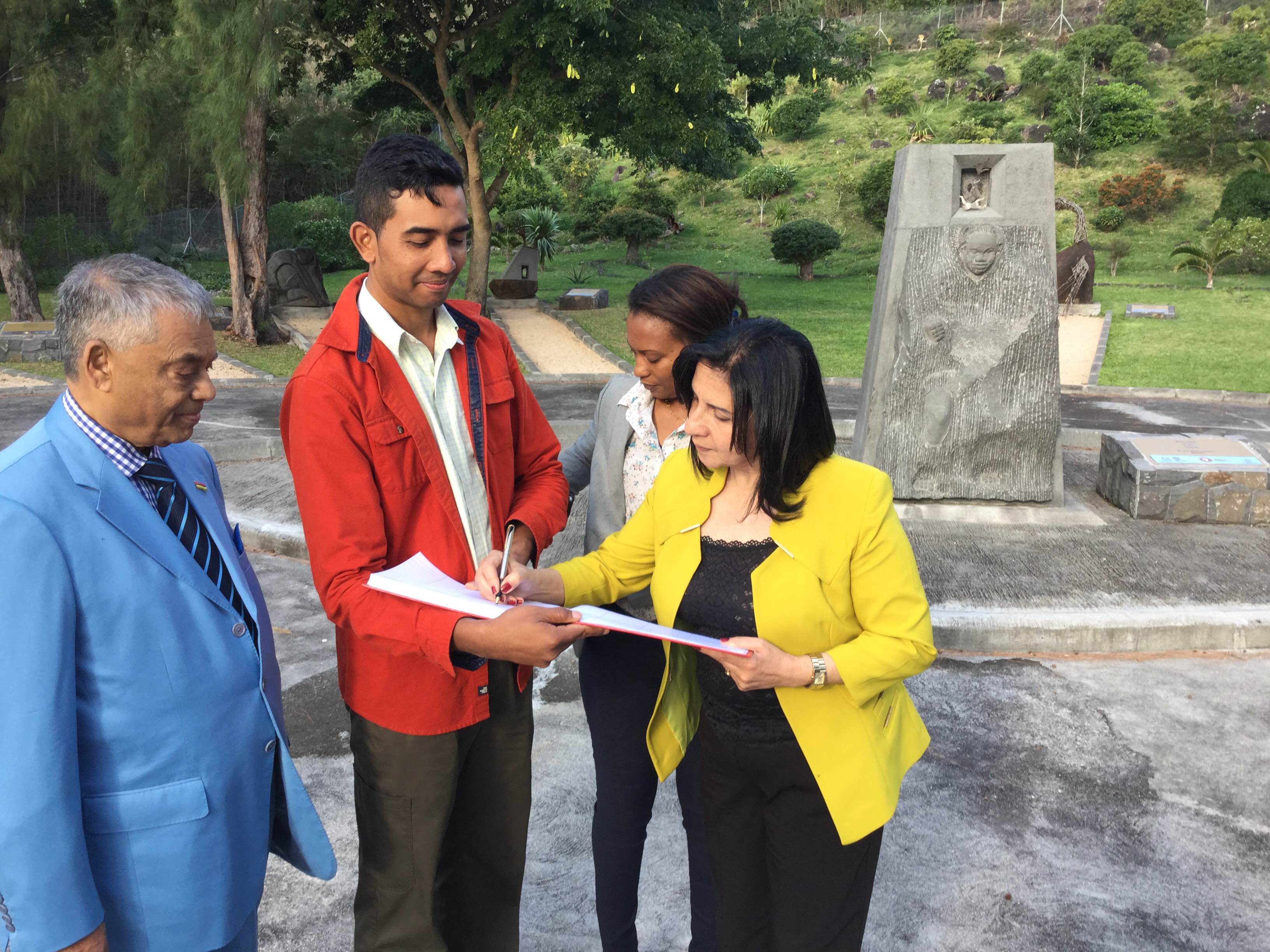 في جولتها إلى جمهورية مورشيوس  بابون تَمنح مواطنة بيت لحم الفخرية لنائب رئيس الوزراء وتحصل على مواطنة كواتر بورن الفخرية 