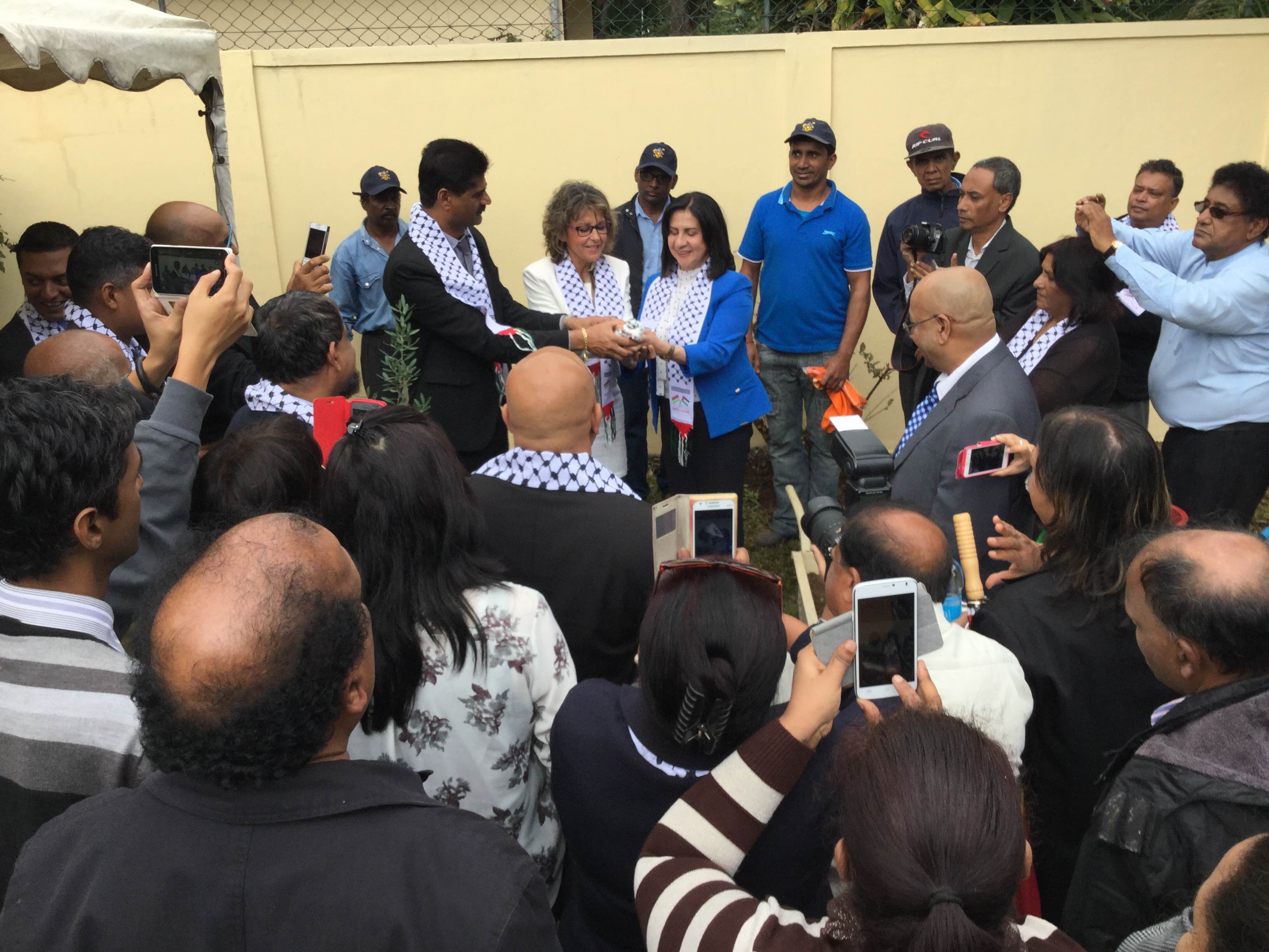 في جولتها إلى جمهورية مورشيوس  بابون تَمنح مواطنة بيت لحم الفخرية لنائب رئيس الوزراء وتحصل على مواطنة كواتر بورن الفخرية 