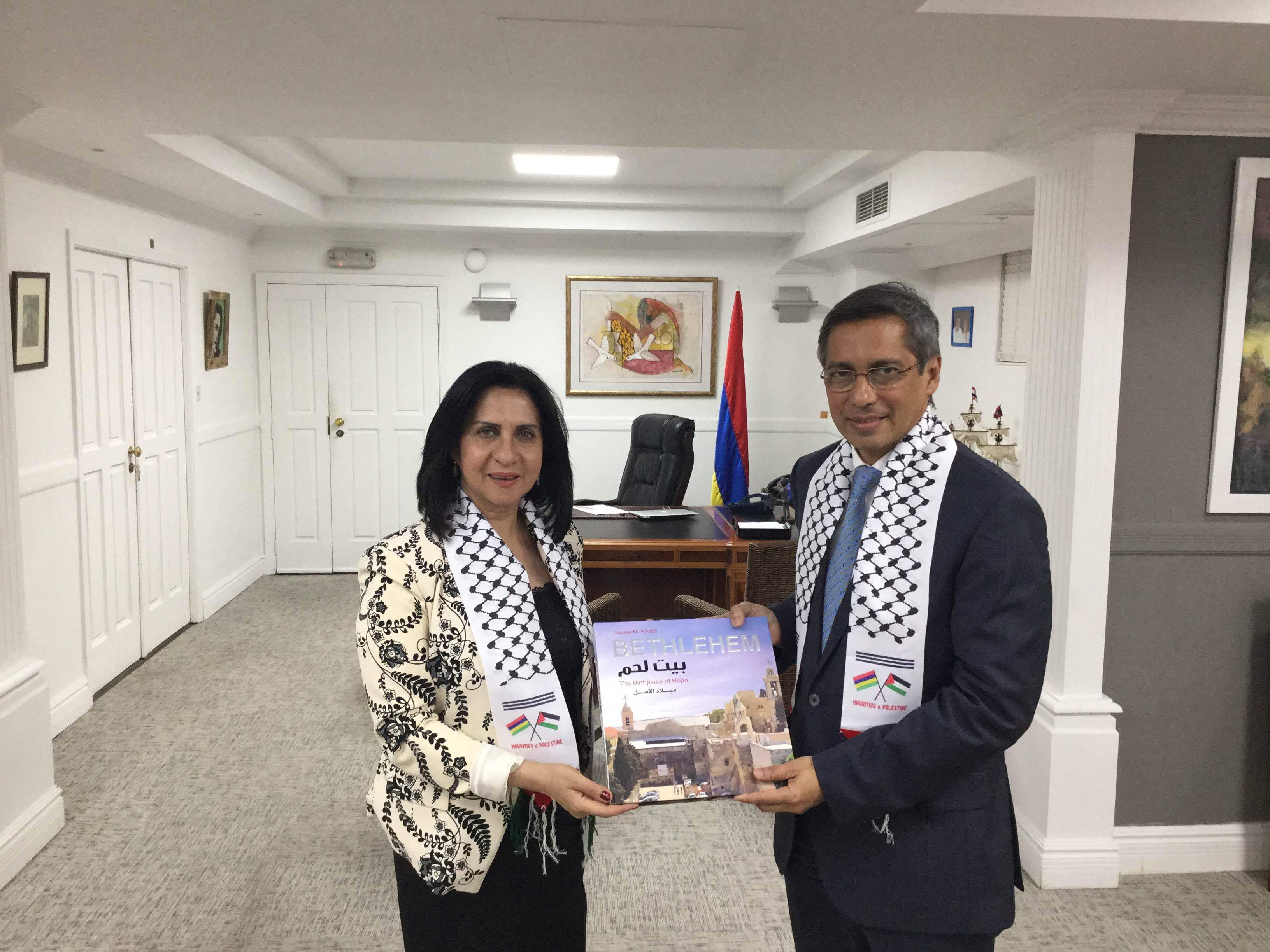 في جولتها إلى جمهورية مورشيوس  بابون تَمنح مواطنة بيت لحم الفخرية لنائب رئيس الوزراء وتحصل على مواطنة كواتر بورن الفخرية 