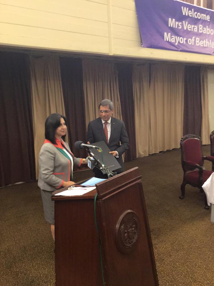 في جولتها إلى جمهورية مورشيوس  بابون تَمنح مواطنة بيت لحم الفخرية لنائب رئيس الوزراء وتحصل على مواطنة كواتر بورن الفخرية 