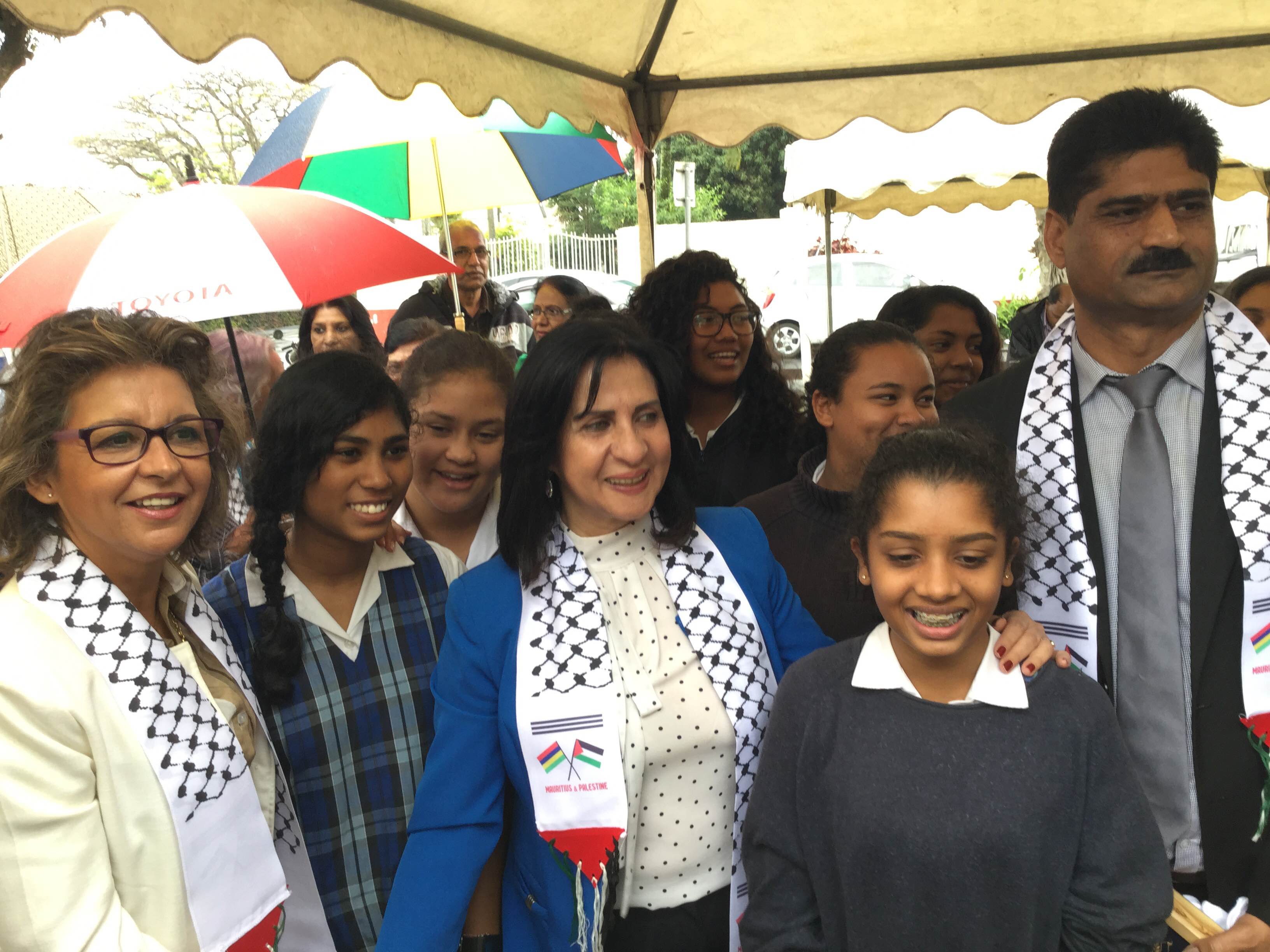 في جولتها إلى جمهورية مورشيوس  بابون تَمنح مواطنة بيت لحم الفخرية لنائب رئيس الوزراء وتحصل على مواطنة كواتر بورن الفخرية 