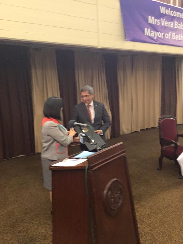 في جولتها إلى جمهورية مورشيوس  بابون تَمنح مواطنة بيت لحم الفخرية لنائب رئيس الوزراء وتحصل على مواطنة كواتر بورن الفخرية 