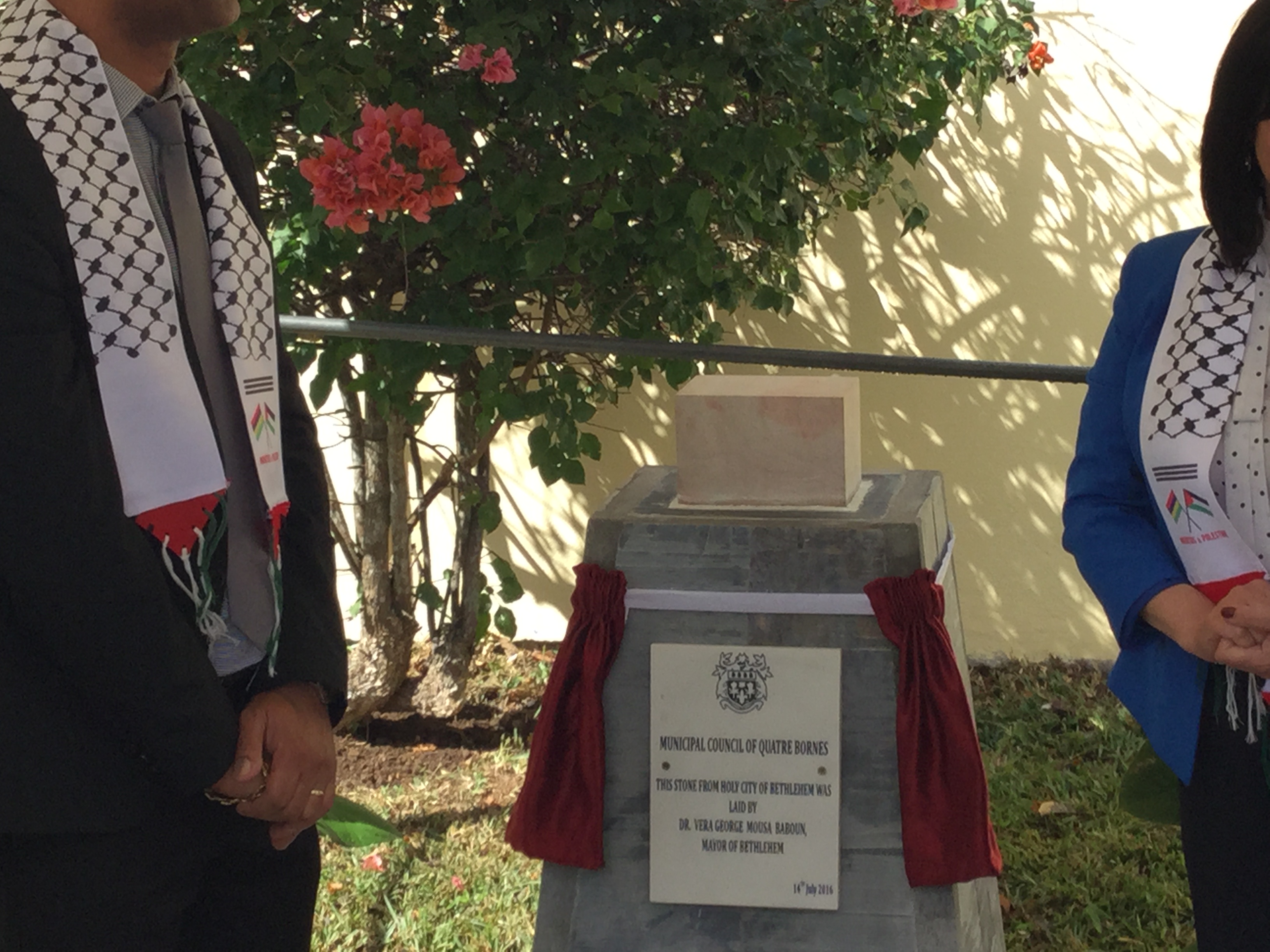 في جولتها إلى جمهورية مورشيوس  بابون تَمنح مواطنة بيت لحم الفخرية لنائب رئيس الوزراء وتحصل على مواطنة كواتر بورن الفخرية 