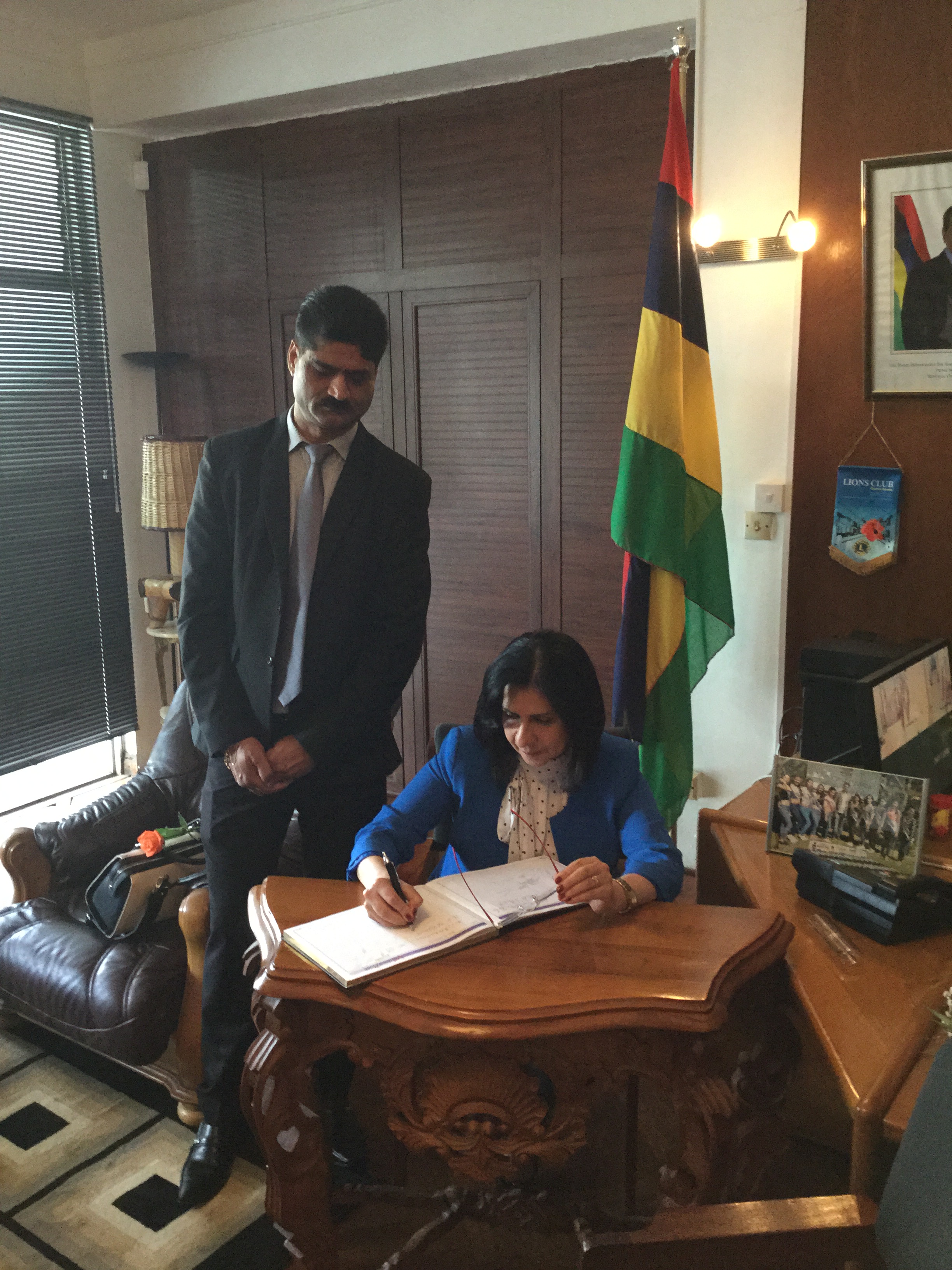 في جولتها إلى جمهورية مورشيوس  بابون تَمنح مواطنة بيت لحم الفخرية لنائب رئيس الوزراء وتحصل على مواطنة كواتر بورن الفخرية 