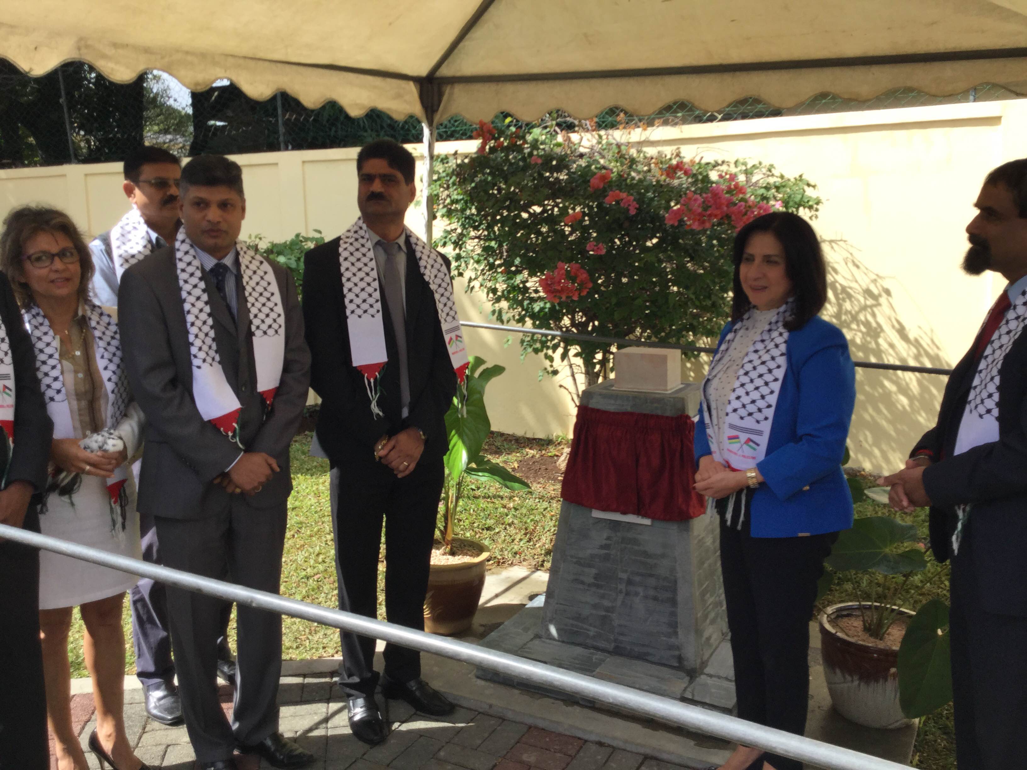 في جولتها إلى جمهورية مورشيوس  بابون تَمنح مواطنة بيت لحم الفخرية لنائب رئيس الوزراء وتحصل على مواطنة كواتر بورن الفخرية 