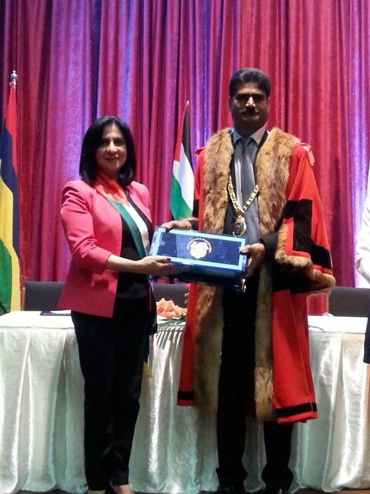 في جولتها إلى جمهورية مورشيوس  بابون تَمنح مواطنة بيت لحم الفخرية لنائب رئيس الوزراء وتحصل على مواطنة كواتر بورن الفخرية 