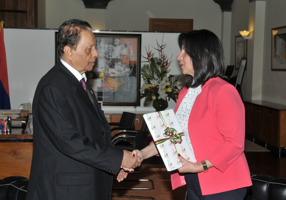 في جولتها إلى جمهورية مورشيوس  بابون تَمنح مواطنة بيت لحم الفخرية لنائب رئيس الوزراء وتحصل على مواطنة كواتر بورن الفخرية 