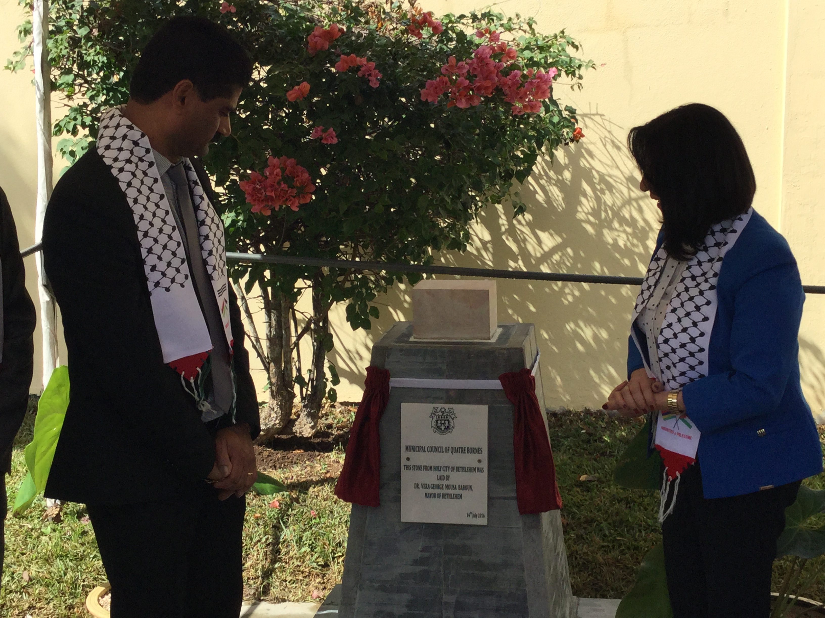 في جولتها إلى جمهورية مورشيوس  بابون تَمنح مواطنة بيت لحم الفخرية لنائب رئيس الوزراء وتحصل على مواطنة كواتر بورن الفخرية 