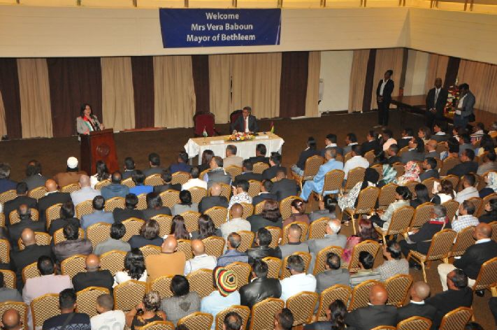 في جولتها إلى جمهورية مورشيوس  بابون تَمنح مواطنة بيت لحم الفخرية لنائب رئيس الوزراء وتحصل على مواطنة كواتر بورن الفخرية 