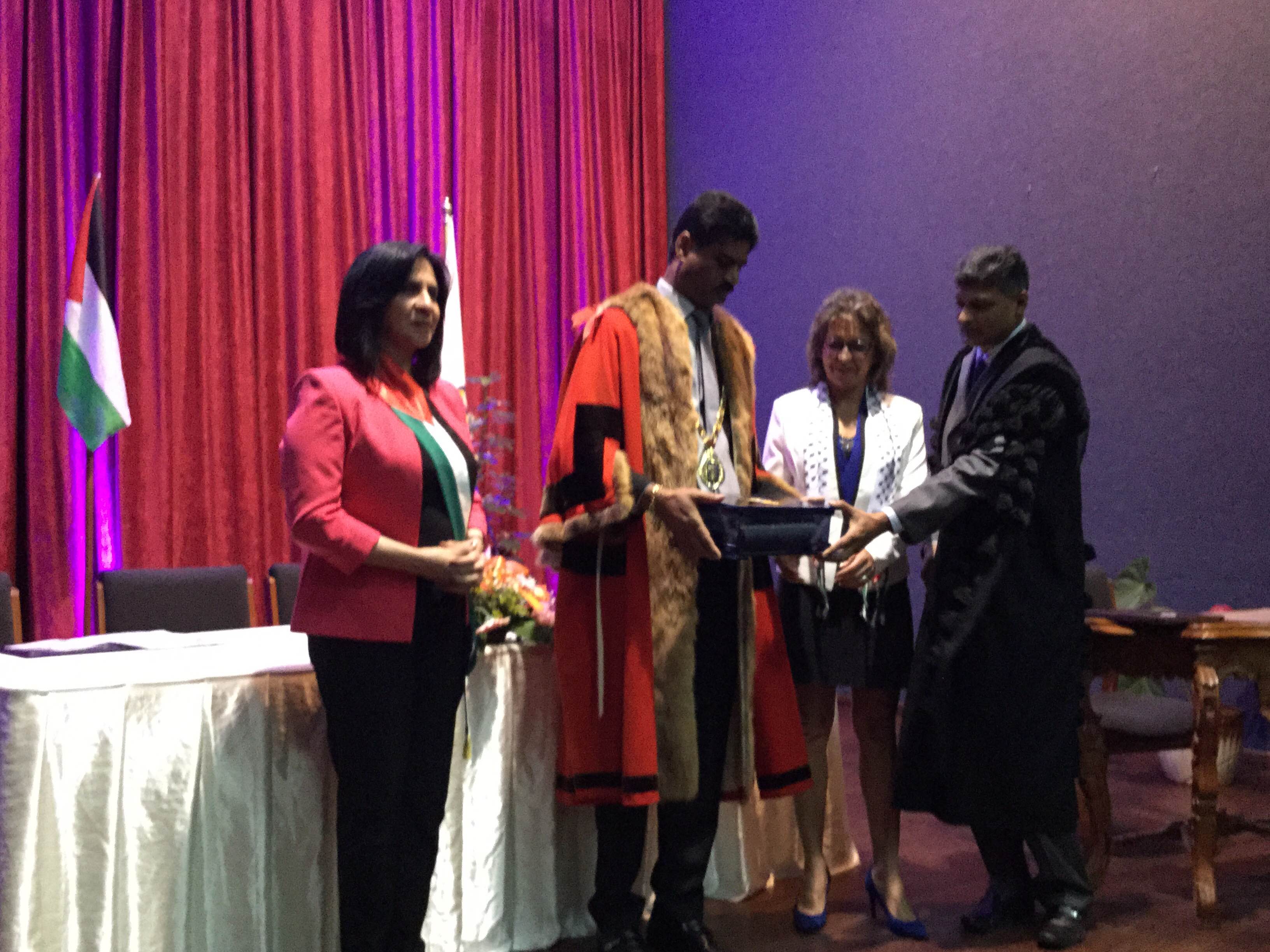 في جولتها إلى جمهورية مورشيوس  بابون تَمنح مواطنة بيت لحم الفخرية لنائب رئيس الوزراء وتحصل على مواطنة كواتر بورن الفخرية 