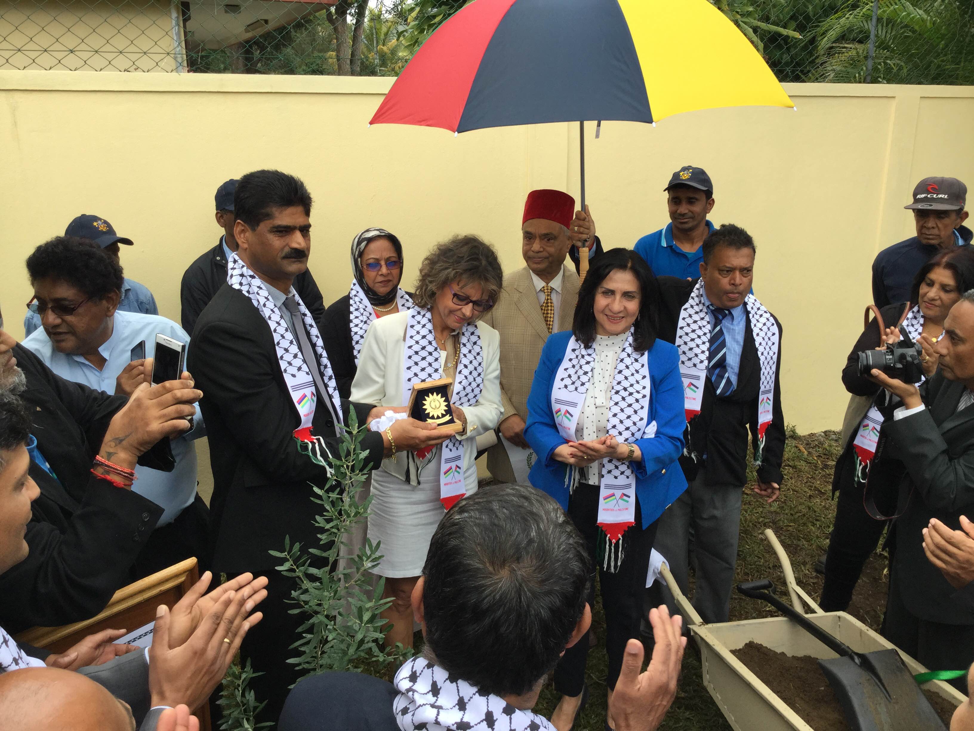 في جولتها إلى جمهورية مورشيوس  بابون تَمنح مواطنة بيت لحم الفخرية لنائب رئيس الوزراء وتحصل على مواطنة كواتر بورن الفخرية 