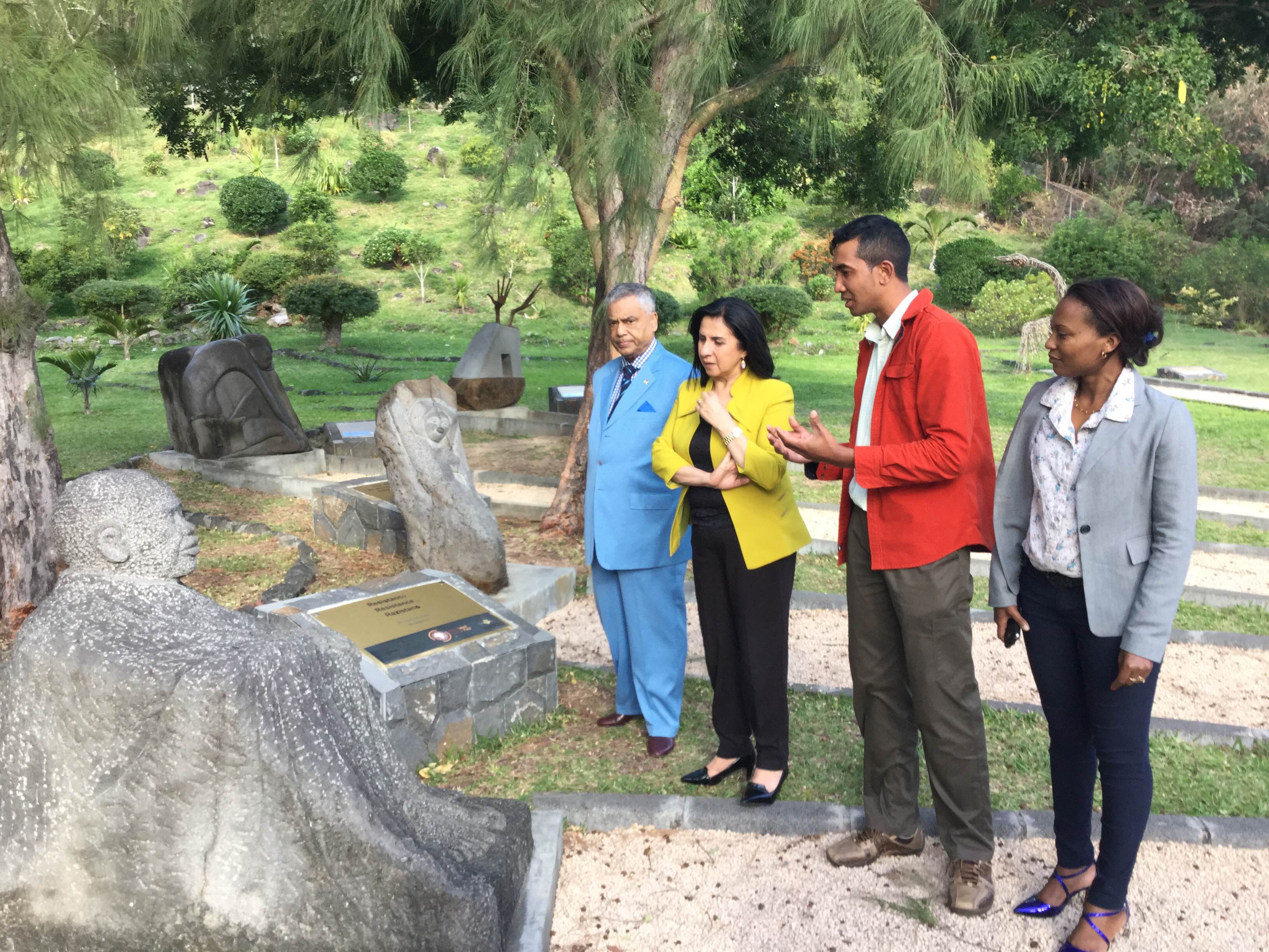 في جولتها إلى جمهورية مورشيوس  بابون تَمنح مواطنة بيت لحم الفخرية لنائب رئيس الوزراء وتحصل على مواطنة كواتر بورن الفخرية 