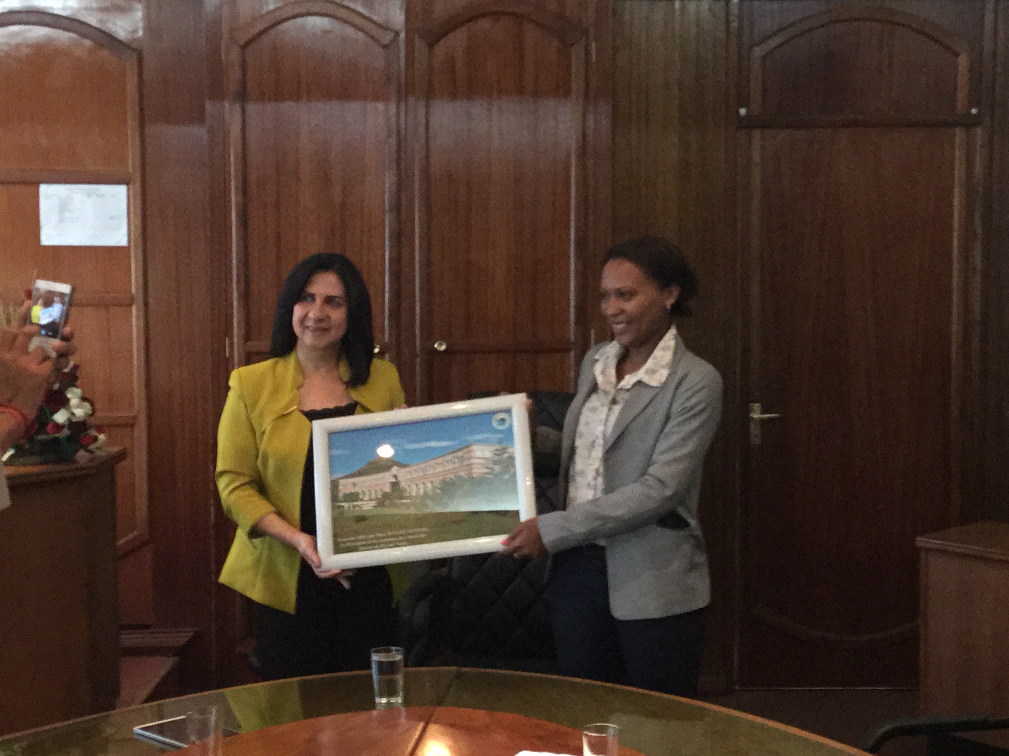 في جولتها إلى جمهورية مورشيوس  بابون تَمنح مواطنة بيت لحم الفخرية لنائب رئيس الوزراء وتحصل على مواطنة كواتر بورن الفخرية 