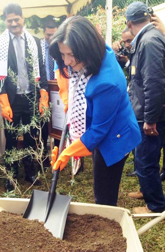 في جولتها إلى جمهورية مورشيوس  بابون تَمنح مواطنة بيت لحم الفخرية لنائب رئيس الوزراء وتحصل على مواطنة كواتر بورن الفخرية 