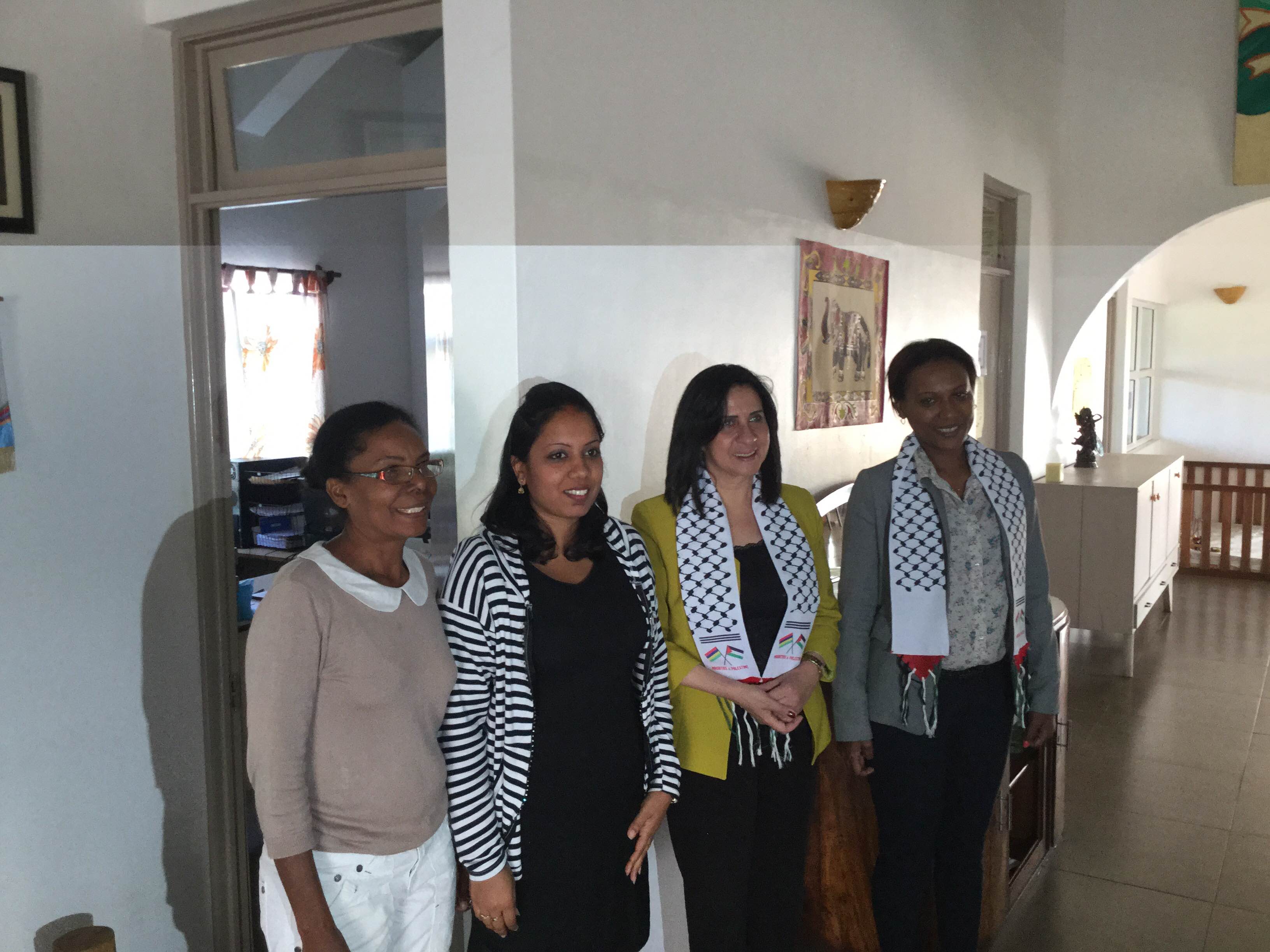 في جولتها إلى جمهورية مورشيوس  بابون تَمنح مواطنة بيت لحم الفخرية لنائب رئيس الوزراء وتحصل على مواطنة كواتر بورن الفخرية 