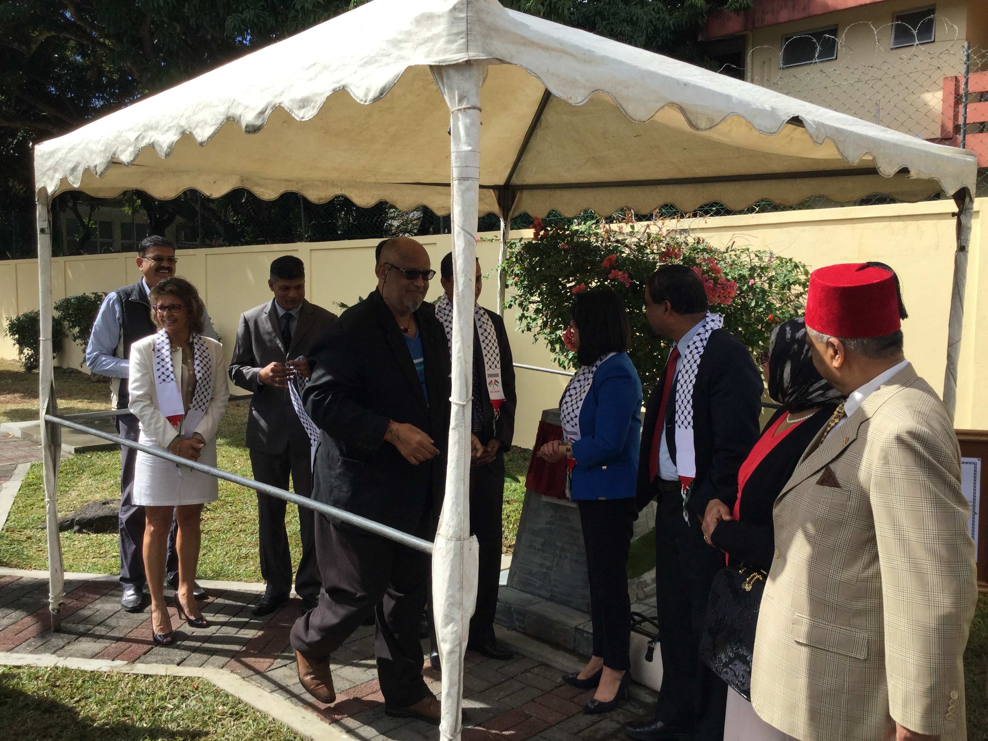 في جولتها إلى جمهورية مورشيوس  بابون تَمنح مواطنة بيت لحم الفخرية لنائب رئيس الوزراء وتحصل على مواطنة كواتر بورن الفخرية 