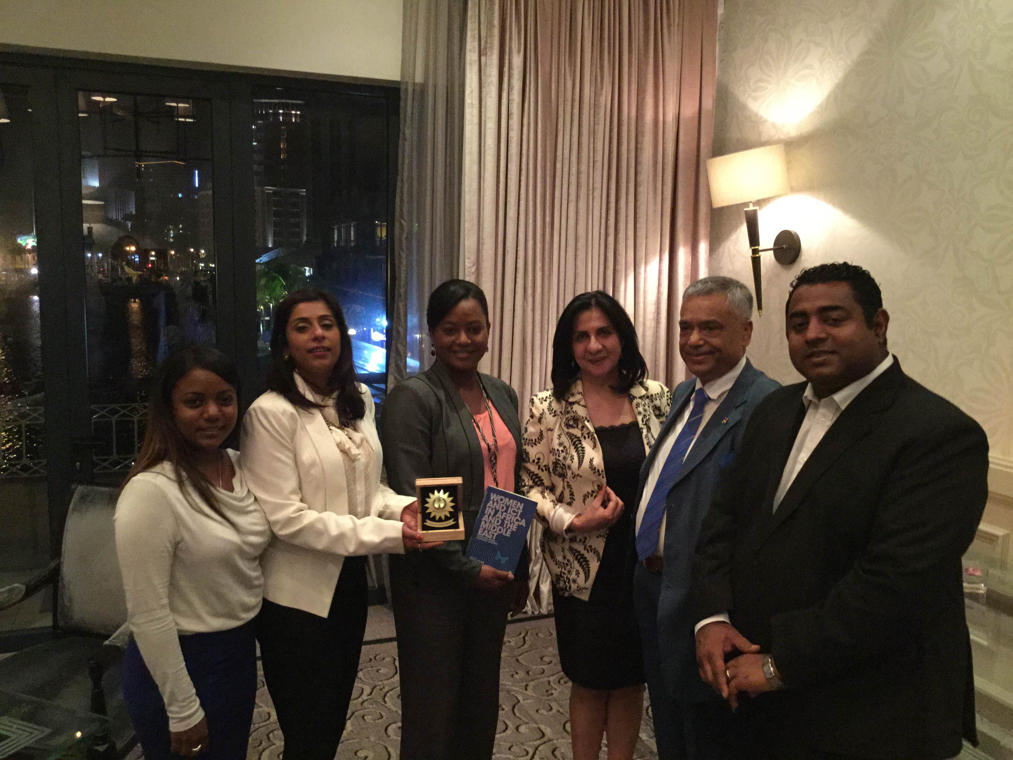 في جولتها إلى جمهورية مورشيوس  بابون تَمنح مواطنة بيت لحم الفخرية لنائب رئيس الوزراء وتحصل على مواطنة كواتر بورن الفخرية 