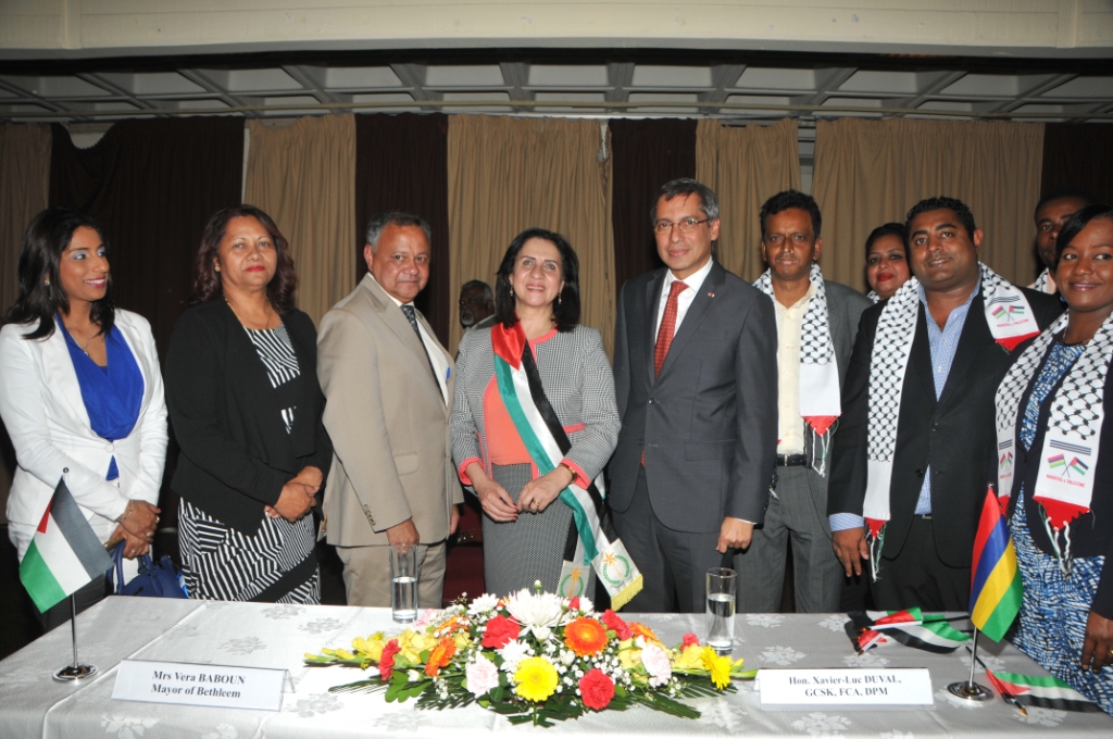 في جولتها إلى جمهورية مورشيوس  بابون تَمنح مواطنة بيت لحم الفخرية لنائب رئيس الوزراء وتحصل على مواطنة كواتر بورن الفخرية 