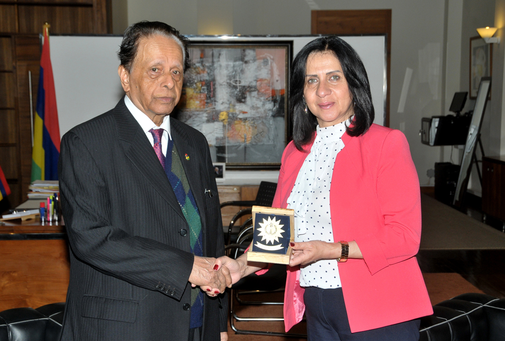 في جولتها إلى جمهورية مورشيوس  بابون تَمنح مواطنة بيت لحم الفخرية لنائب رئيس الوزراء وتحصل على مواطنة كواتر بورن الفخرية 