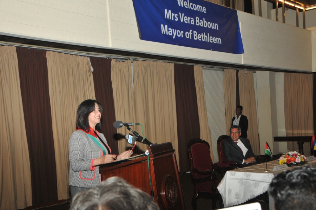 في جولتها إلى جمهورية مورشيوس  بابون تَمنح مواطنة بيت لحم الفخرية لنائب رئيس الوزراء وتحصل على مواطنة كواتر بورن الفخرية 