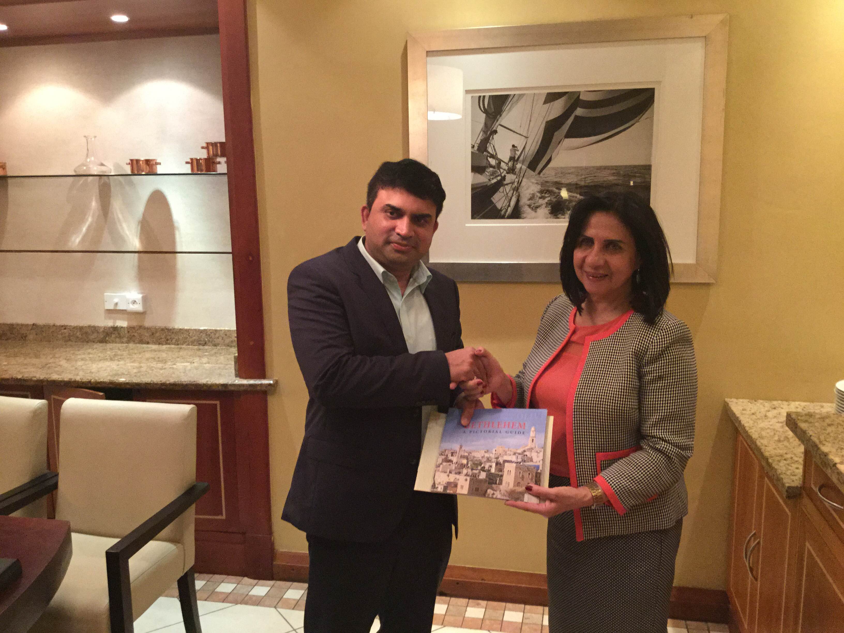 في جولتها إلى جمهورية مورشيوس  بابون تَمنح مواطنة بيت لحم الفخرية لنائب رئيس الوزراء وتحصل على مواطنة كواتر بورن الفخرية 