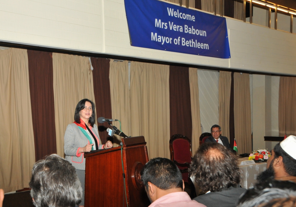 في جولتها إلى جمهورية مورشيوس  بابون تَمنح مواطنة بيت لحم الفخرية لنائب رئيس الوزراء وتحصل على مواطنة كواتر بورن الفخرية 