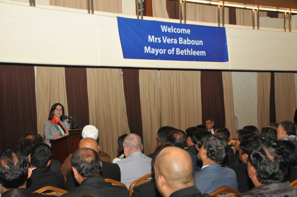 في جولتها إلى جمهورية مورشيوس  بابون تَمنح مواطنة بيت لحم الفخرية لنائب رئيس الوزراء وتحصل على مواطنة كواتر بورن الفخرية 