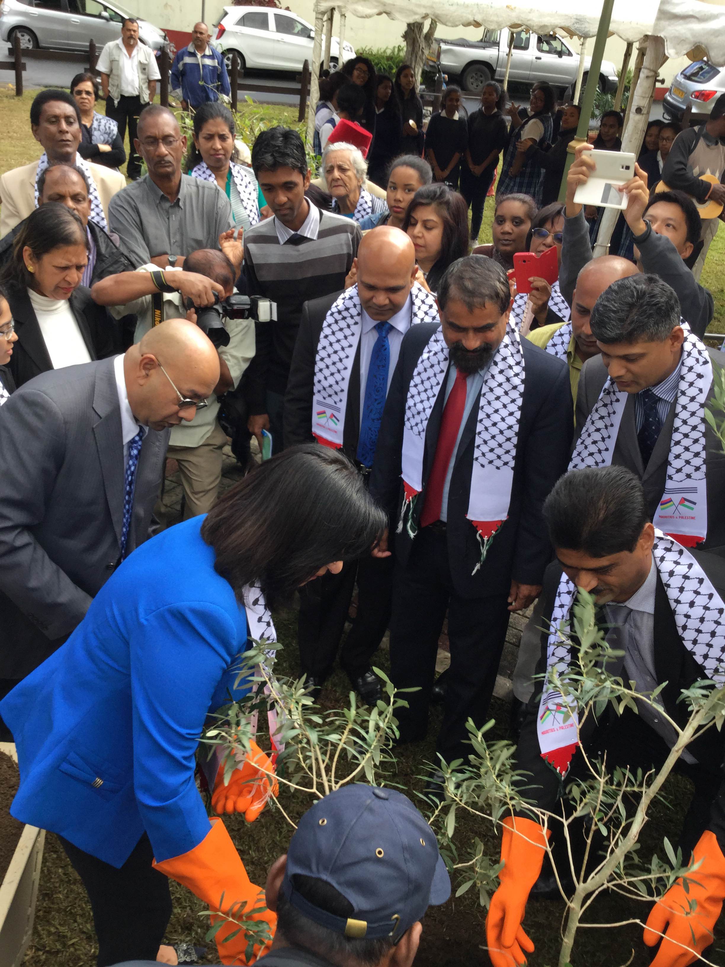 في جولتها إلى جمهورية مورشيوس  بابون تَمنح مواطنة بيت لحم الفخرية لنائب رئيس الوزراء وتحصل على مواطنة كواتر بورن الفخرية 