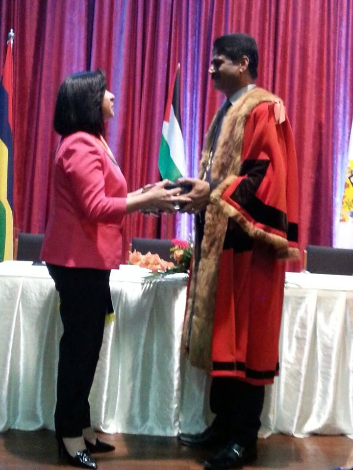 في جولتها إلى جمهورية مورشيوس  بابون تَمنح مواطنة بيت لحم الفخرية لنائب رئيس الوزراء وتحصل على مواطنة كواتر بورن الفخرية 