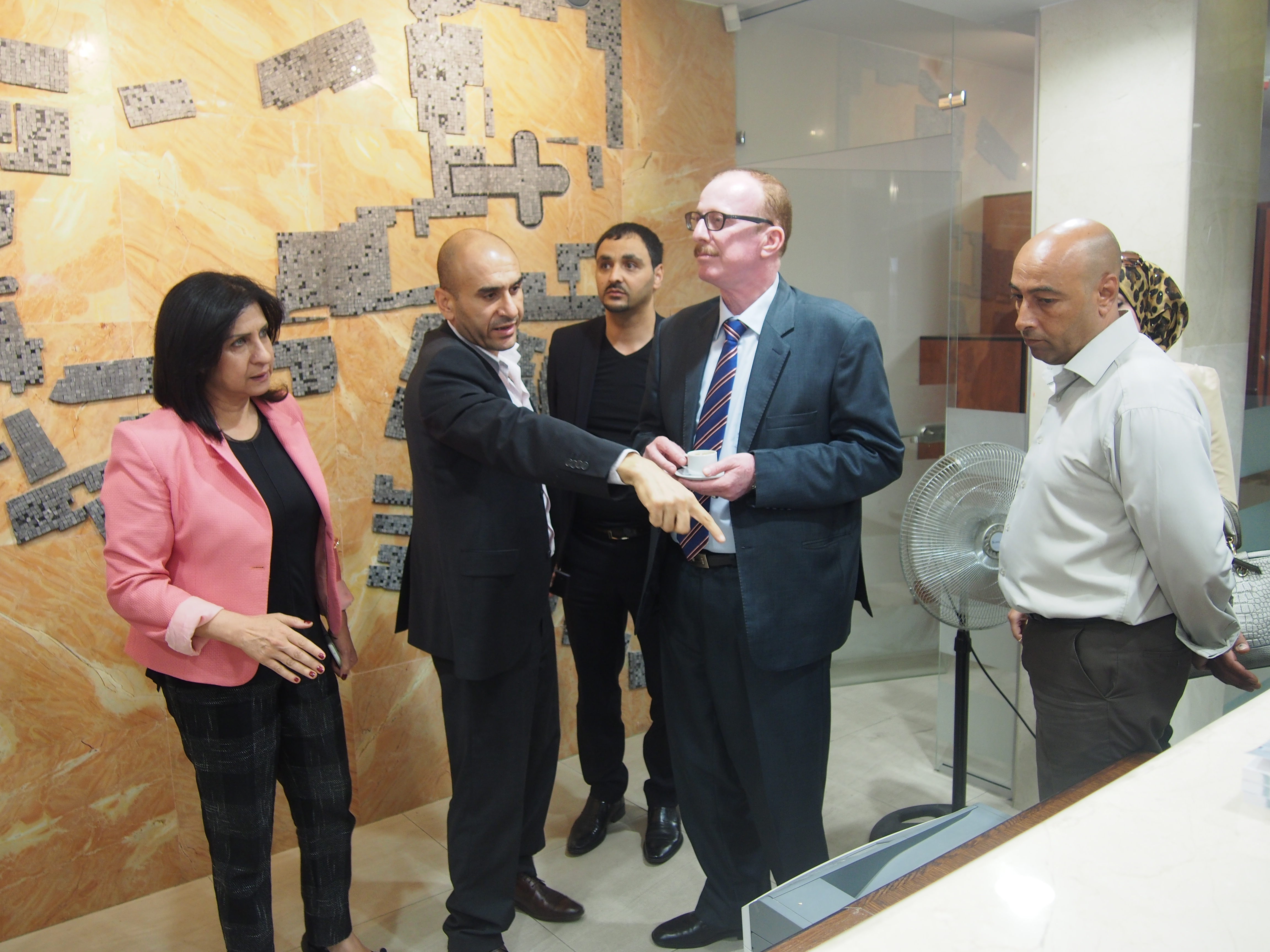 إجتماع في بلدية بيت لحم من أجل الترتيبات النهائية لمكتب وزارة الخارجية المقرر إضافته إلى مبنى البلدية 