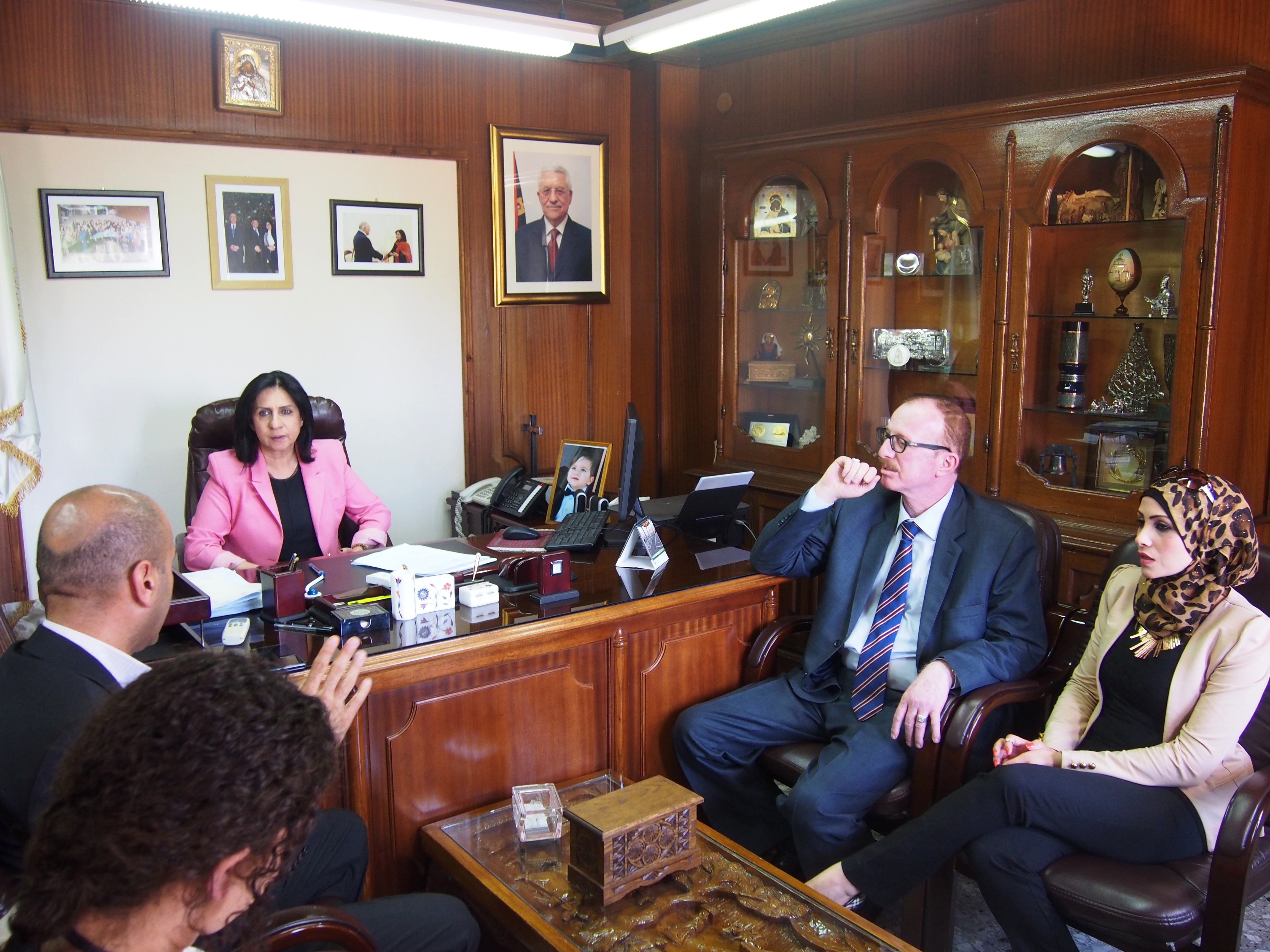 إجتماع في بلدية بيت لحم من أجل الترتيبات النهائية لمكتب وزارة الخارجية المقرر إضافته إلى مبنى البلدية 