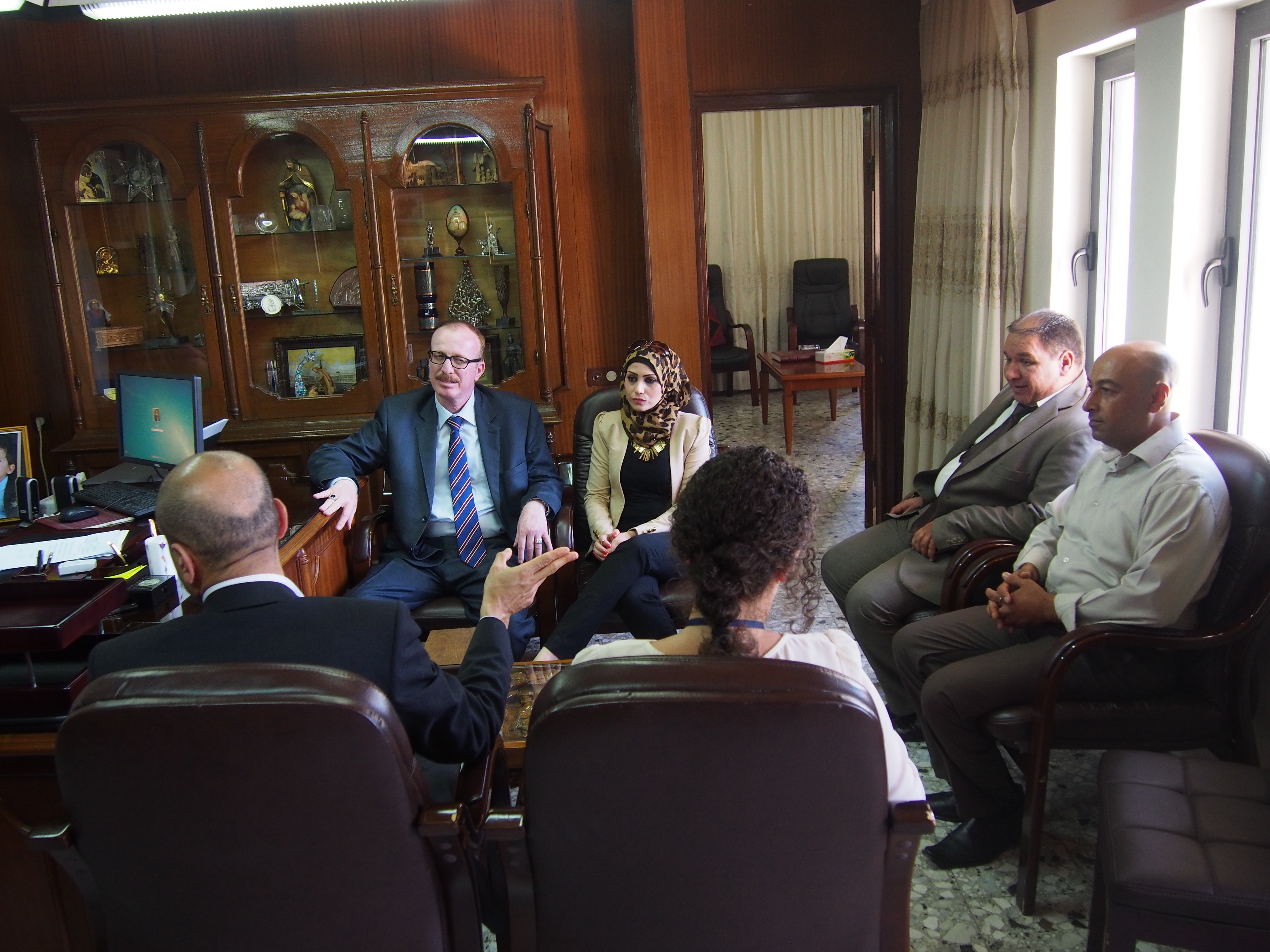 إجتماع في بلدية بيت لحم من أجل الترتيبات النهائية لمكتب وزارة الخارجية المقرر إضافته إلى مبنى البلدية 