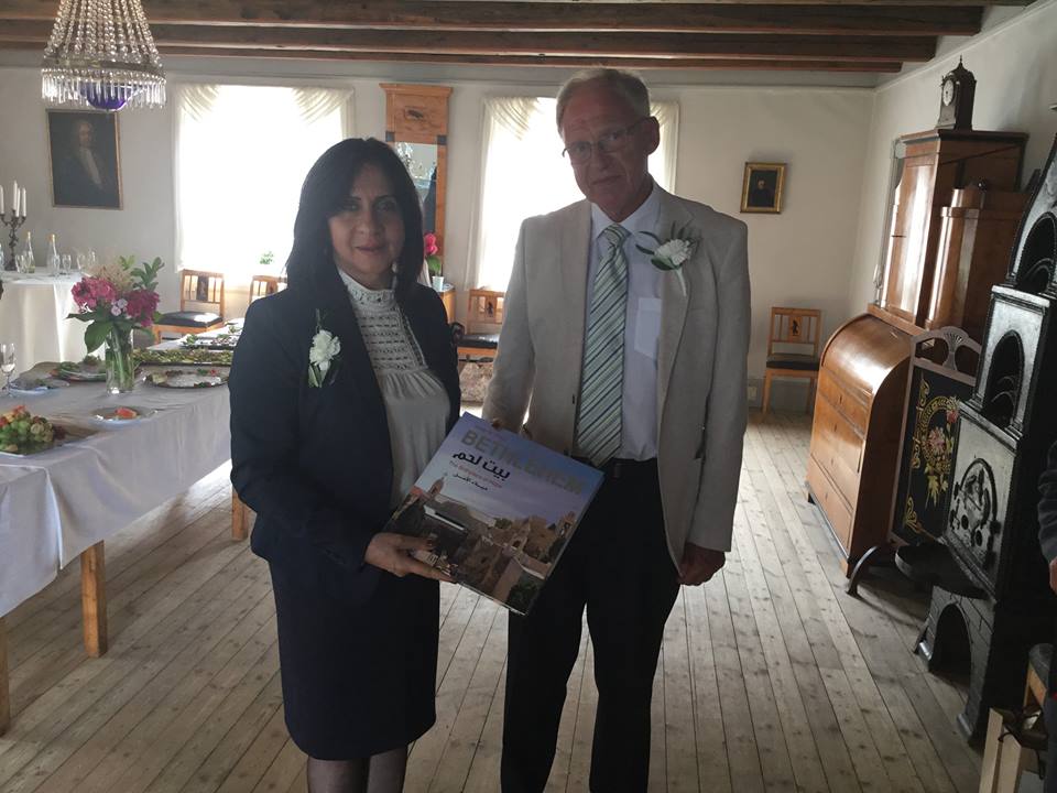 رئيسة بلدية بيت لحم تزور ساربسبورغ بهدف تدشين عمود طبق الأصل عن أعمدة كنيسة المهد بمشاركة ملك النرويج 