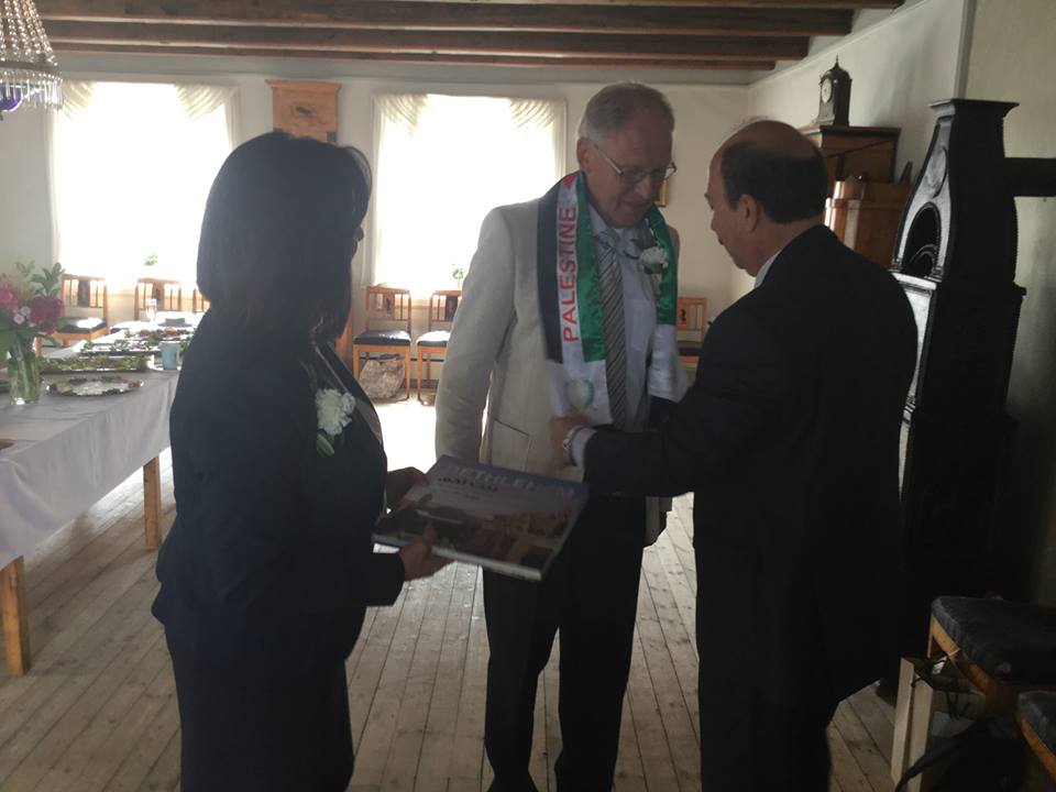 رئيسة بلدية بيت لحم تزور ساربسبورغ بهدف تدشين عمود طبق الأصل عن أعمدة كنيسة المهد بمشاركة ملك النرويج 