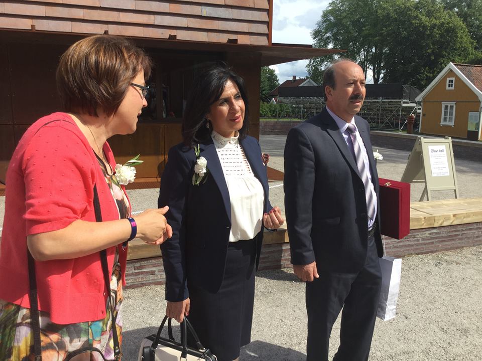 رئيسة بلدية بيت لحم تزور ساربسبورغ بهدف تدشين عمود طبق الأصل عن أعمدة كنيسة المهد بمشاركة ملك النرويج 